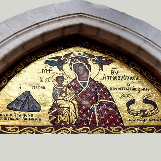 При входе в храм на мозаичной иконе Божией Матери Троодитисса изображены пояс и камень.