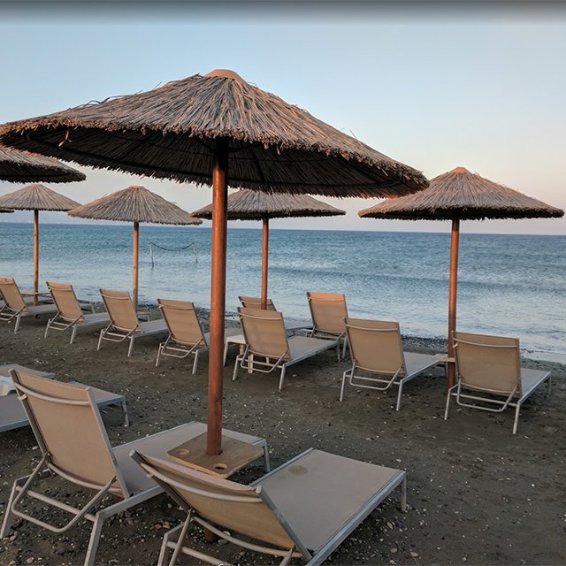 Пляж возле ресторана Glaros by the sea Лимасол Кипр
