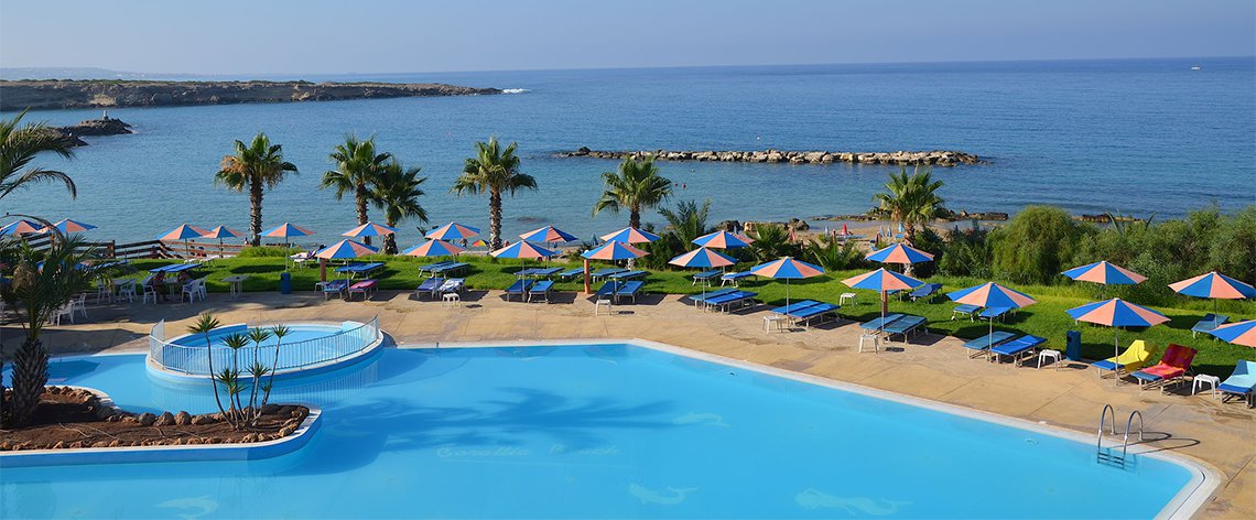 Вид на пляж от отеля Corallia Beach Пафос Кипр
