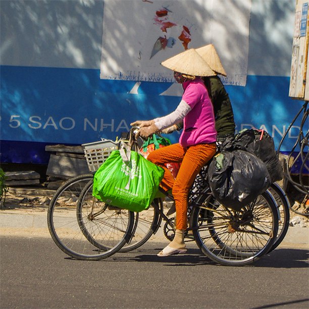 Женщины во Вьетнаме строго придерживаются культа белой кожи.