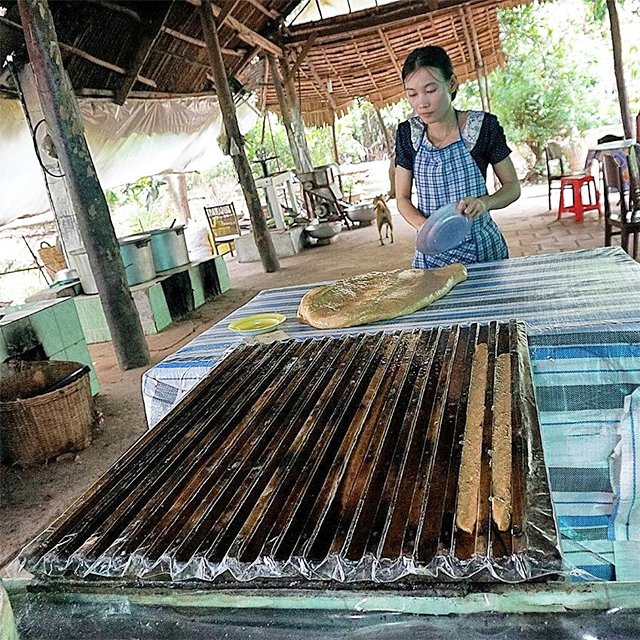 Вьетнамские кокосовые конфеты. Традиционная натуральная сладость из Вьетнама, мягкие и тягучие, сливочные с кусочками кокоса.