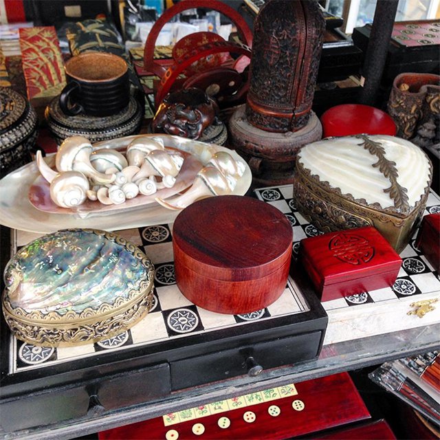 Сувениры были найдены на одной из улочек Старого квартала Ханоя. Шкатулки, шахматные доски, посуда, панно на стену... из красного и чёрного дерева, ракушек.