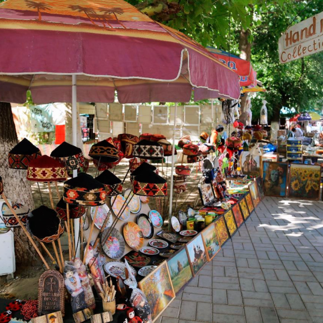 Блошиный рынок «Вернисаж» в Ереване