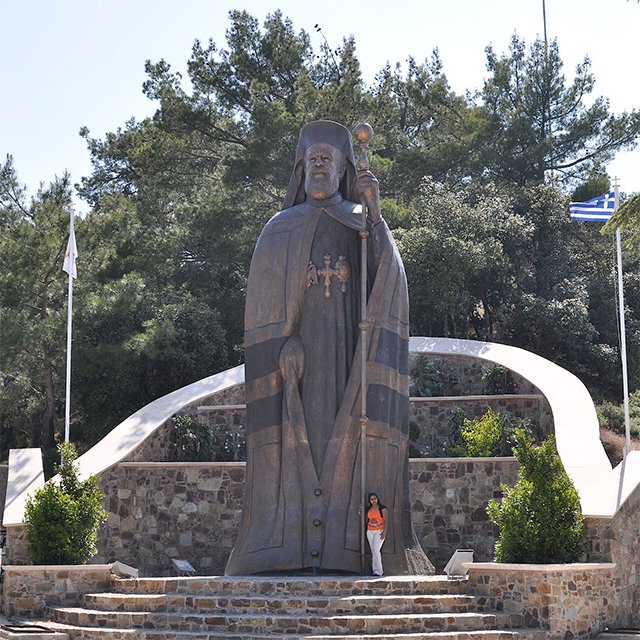 Памятник первому президенту Кипра  архиепископу Макариосу III