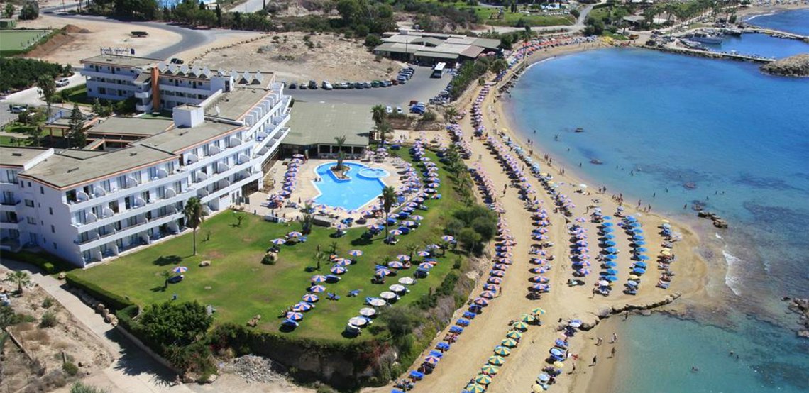 Вид с пляжа рядом отеля Coralia Beach, на отель Thalassa
