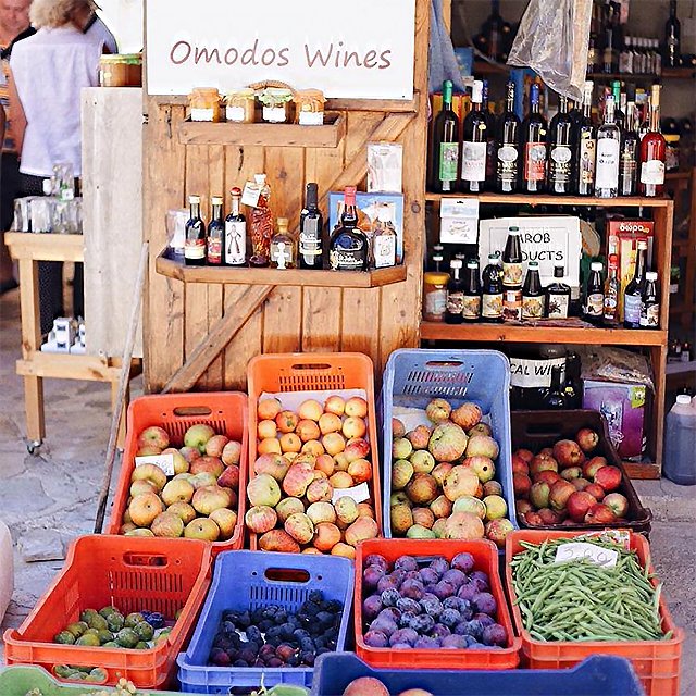 Лавочка с вином и фруктами деревня Омодос Кипр