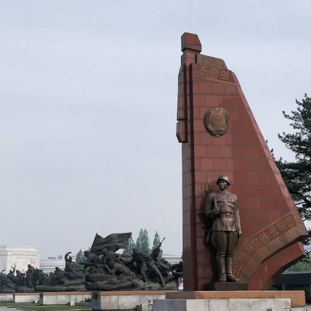 Территория рядом с Музеем Победы в Отечественной освободительной войне