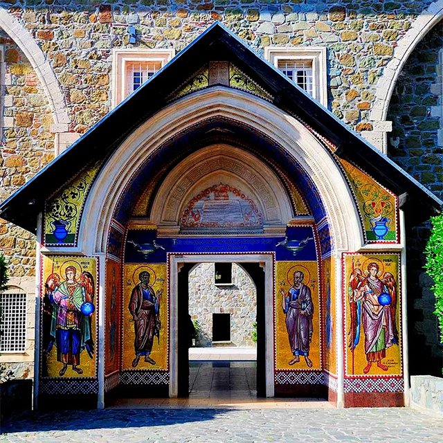 Вход в монастырь Киккос (Kykkos Monastery) Кипр