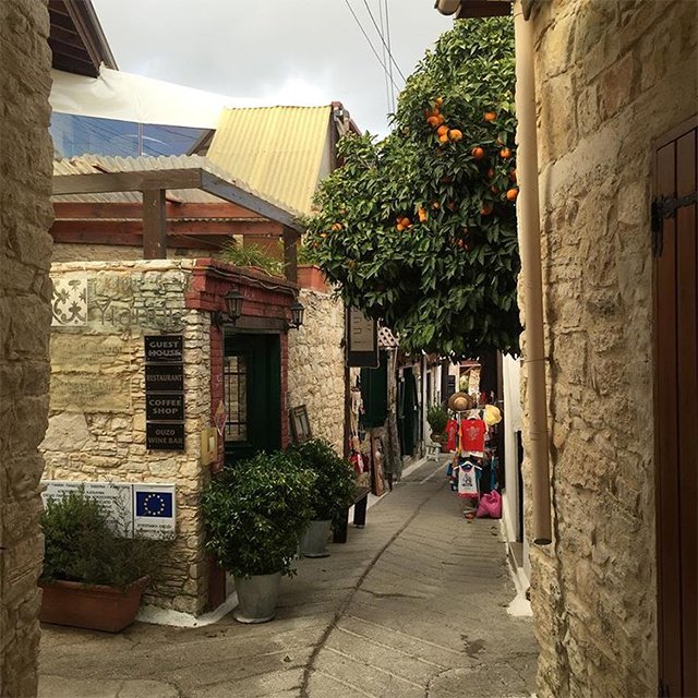 Улочки в деревне Омодос Кипр
