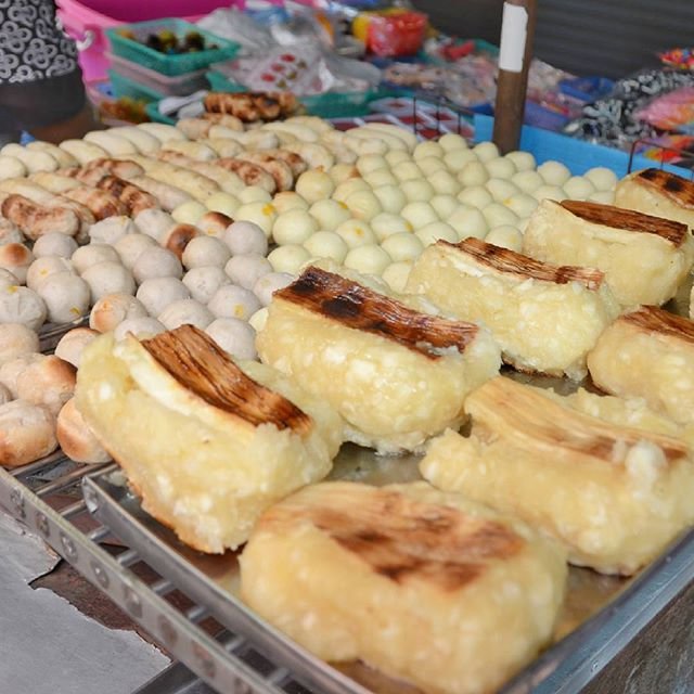 Глуай Пин (банан на гриле) , Ман Тип (шарики картофельного пюре) и Ман Сапалан Пин (маниока на гриле)
