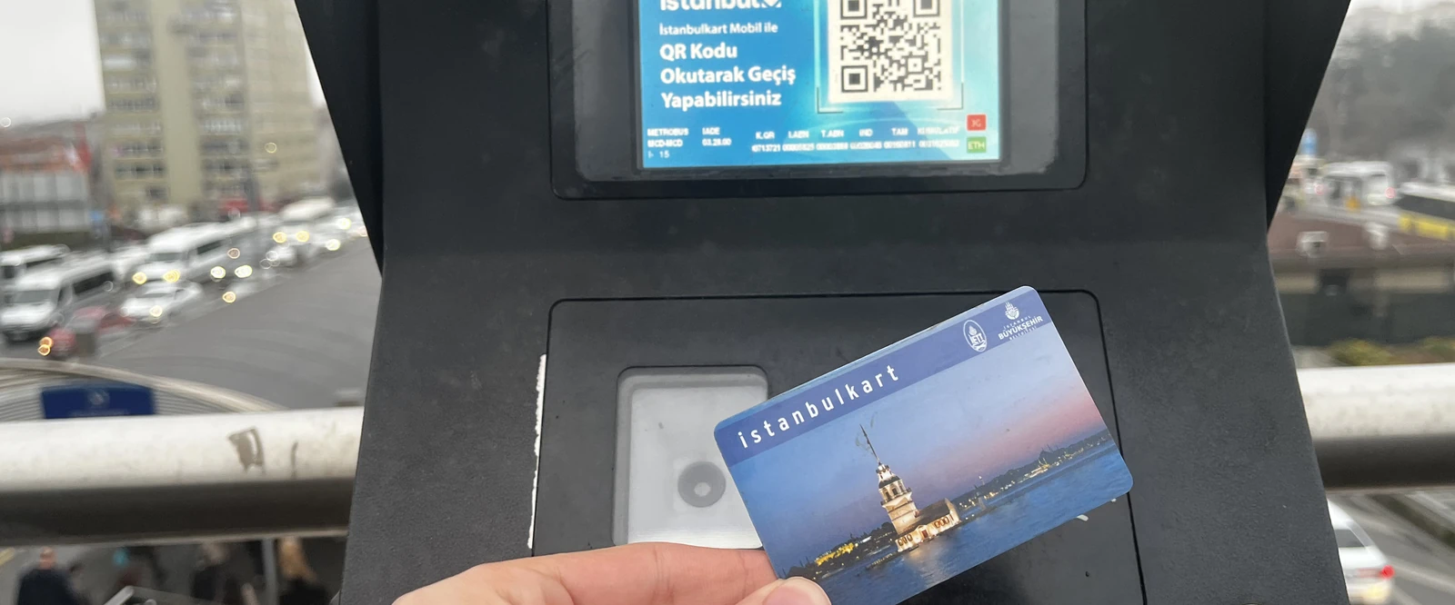 Istanbulkart рядом со считывателем транспортного валидатора