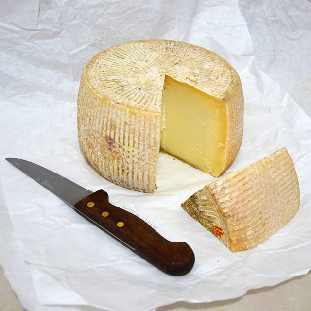 Гравиера (γραβιέρα) -греческий сыр из козьего, коровьего и овечьего молока